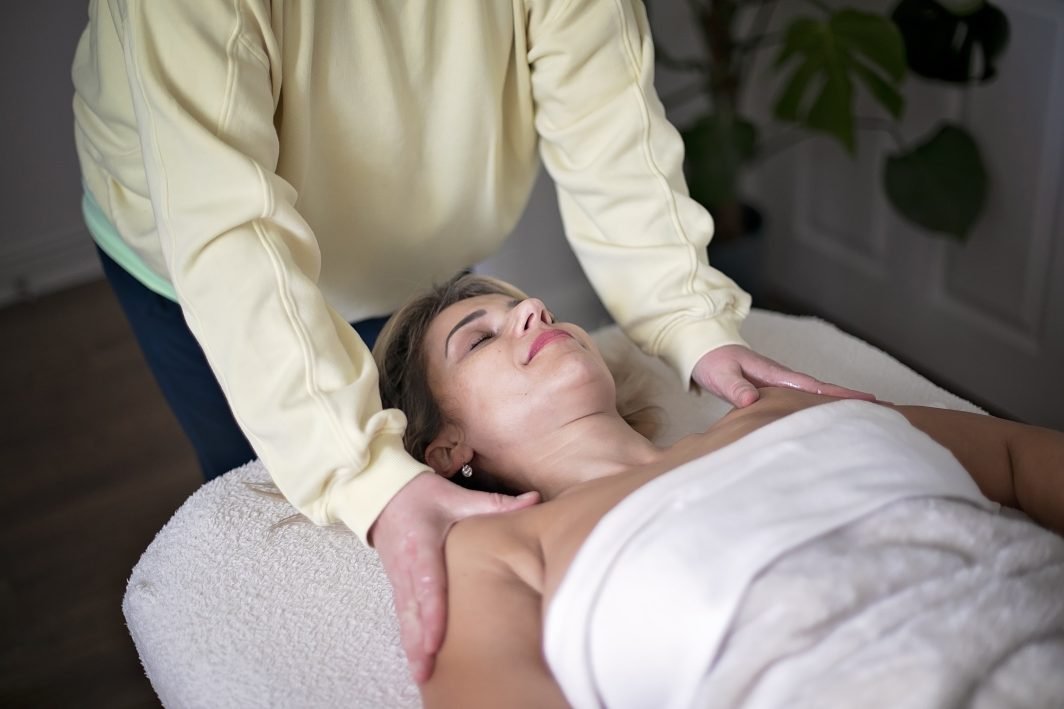 Effleurage-shoulders-1-smaller