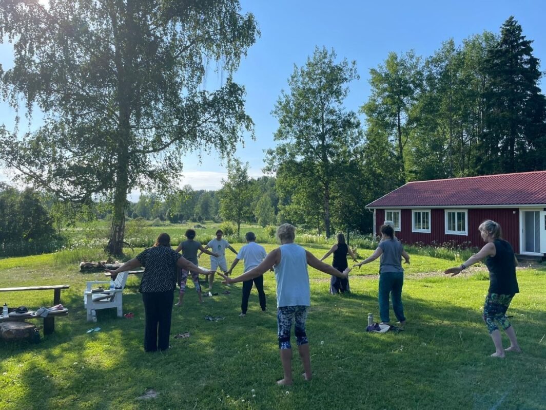 75-Qigong-on-the-grass